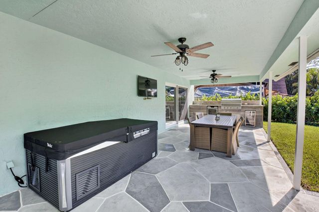 6701 Hillside Lane, Lake Worth, FL 33462