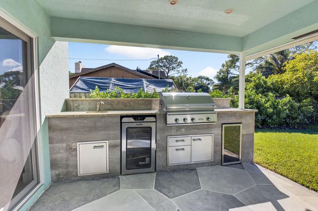 6701 Hillside Lane, Lake Worth, FL 33462