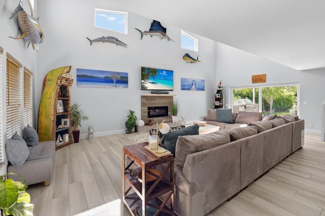 6701 Hillside Lane, Lake Worth, FL 33462