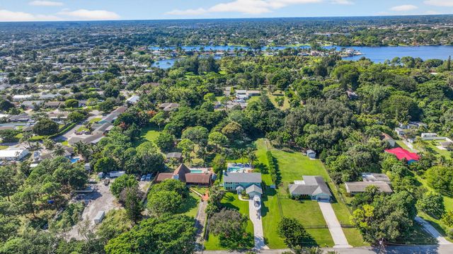 6701 Hillside Lane, Lake Worth, FL 33462