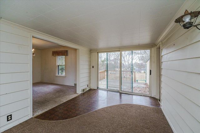 2697 Stillwater Road E, Maplewood, MN 55119