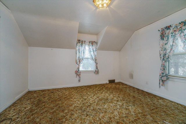 2697 Stillwater Road E, Maplewood, MN 55119