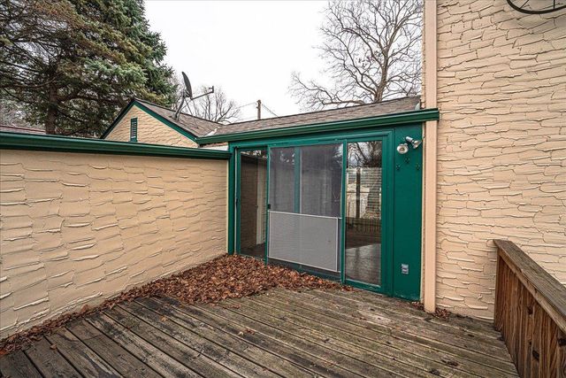 2697 Stillwater Road E, Maplewood, MN 55119