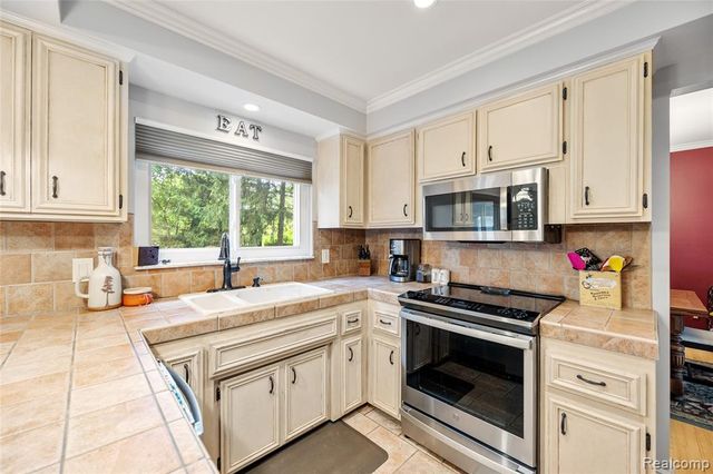 5321 S Nocturne Lane, Shelby Twp, MI 48316