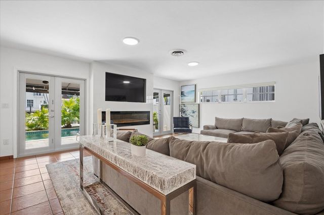 325 Coconut Isle Drive, Fort Lauderdale, FL 33301