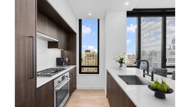 111 Varick St Apt 18A, New York City, NY 10013