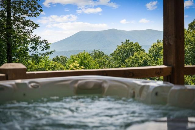 128 Amy Creek Circle, Ellijay, GA 30540