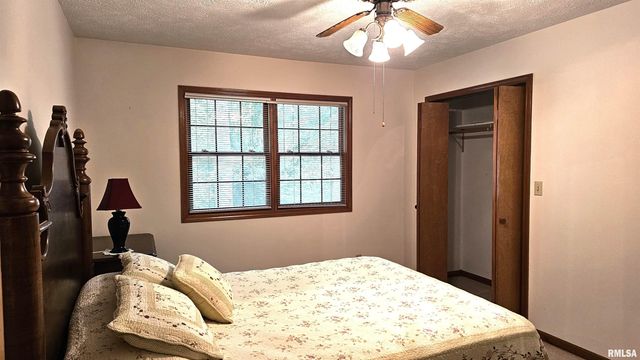 12196 LAGUNA Drive, Marion, IL 62959