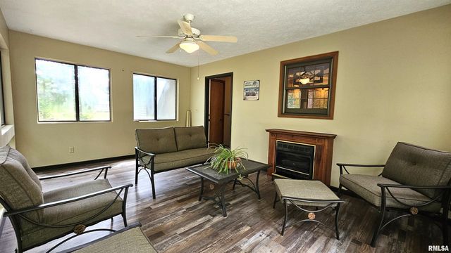 12196 LAGUNA Drive, Marion, IL 62959