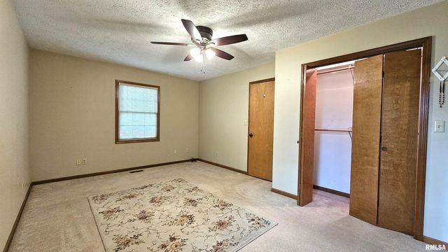 12196 LAGUNA Drive, Marion, IL 62959