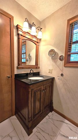 12196 LAGUNA Drive, Marion, IL 62959