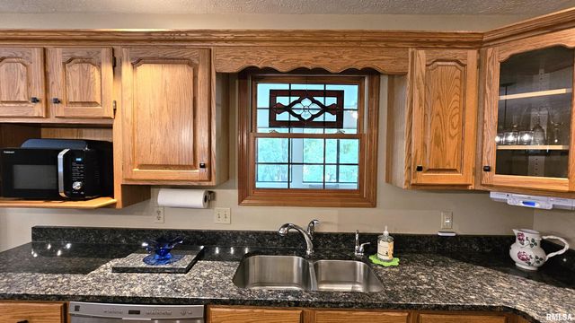 12196 LAGUNA Drive, Marion, IL 62959