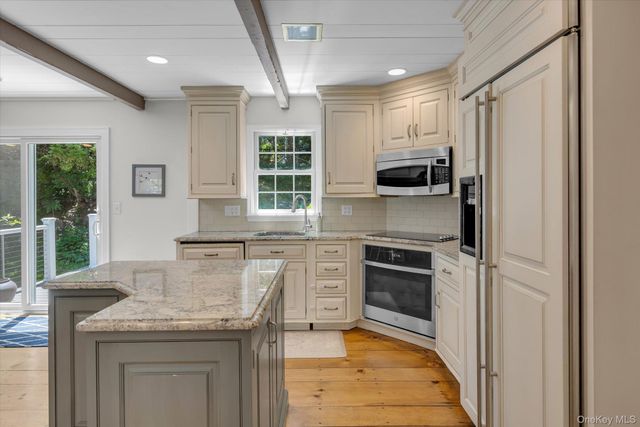 14 Hawks Nest Road, Stony Brook, NY 11790