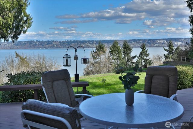 8111 Possession Ridge Lane, Clinton, WA 98236