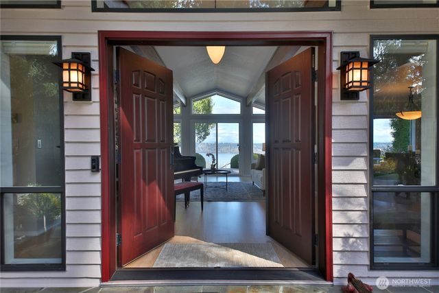 8111 Possession Ridge Lane, Clinton, WA 98236