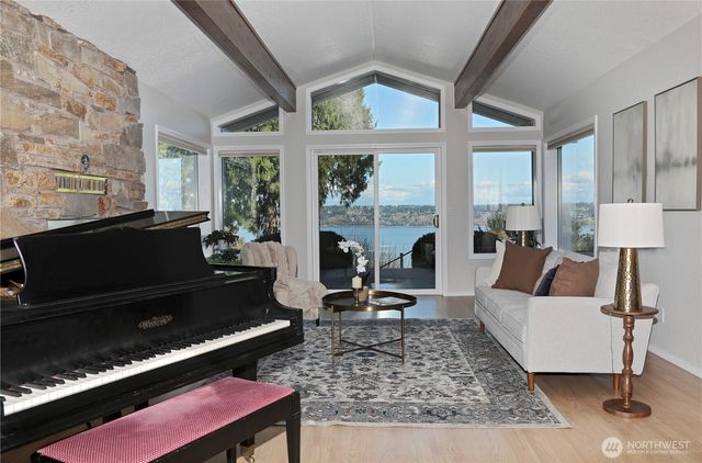 8111 Possession Ridge Lane, Clinton, WA 98236