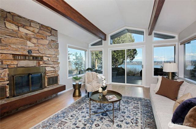 8111 Possession Ridge Lane, Clinton, WA 98236