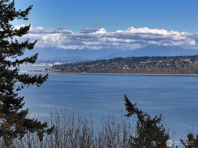 8111 Possession Ridge Lane, Clinton, WA 98236