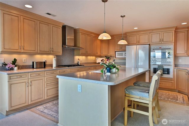 8111 Possession Ridge Lane, Clinton, WA 98236