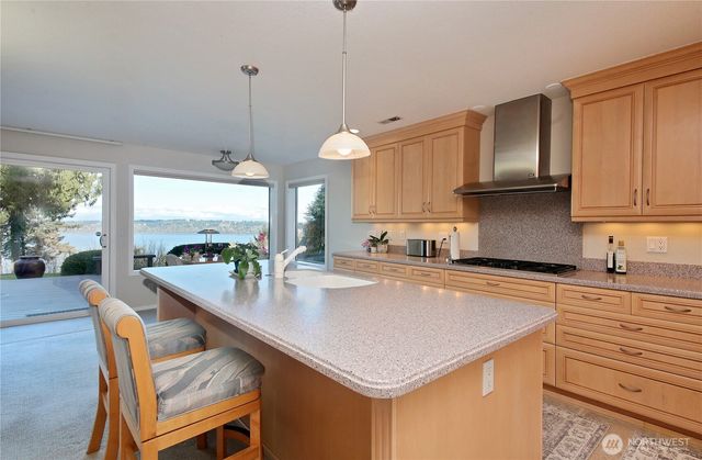 8111 Possession Ridge Lane, Clinton, WA 98236