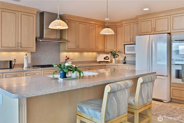 8111 Possession Ridge Lane, Clinton, WA 98236