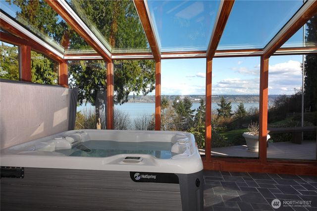 8111 Possession Ridge Lane, Clinton, WA 98236