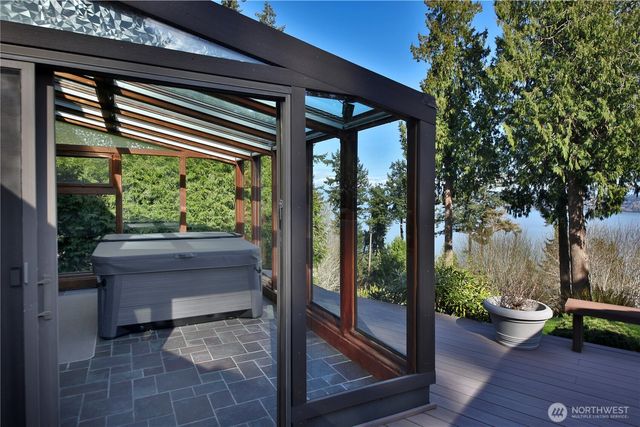 8111 Possession Ridge Lane, Clinton, WA 98236