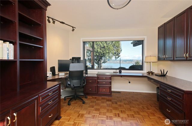 8111 Possession Ridge Lane, Clinton, WA 98236