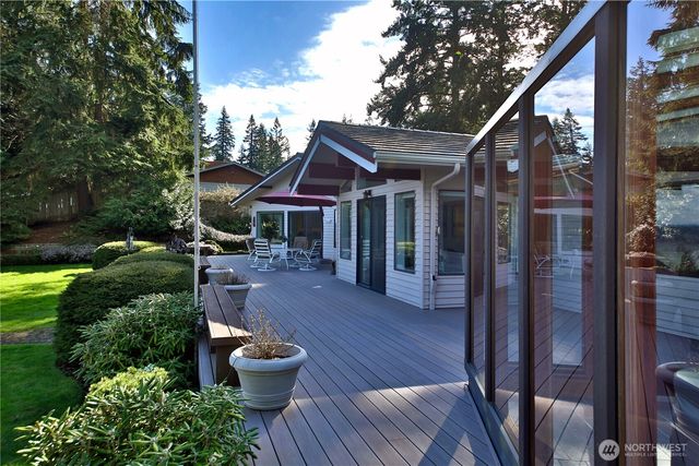 8111 Possession Ridge Lane, Clinton, WA 98236