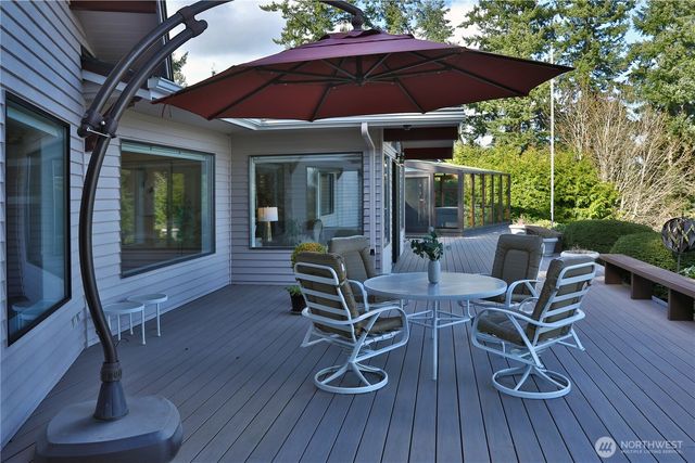 8111 Possession Ridge Lane, Clinton, WA 98236