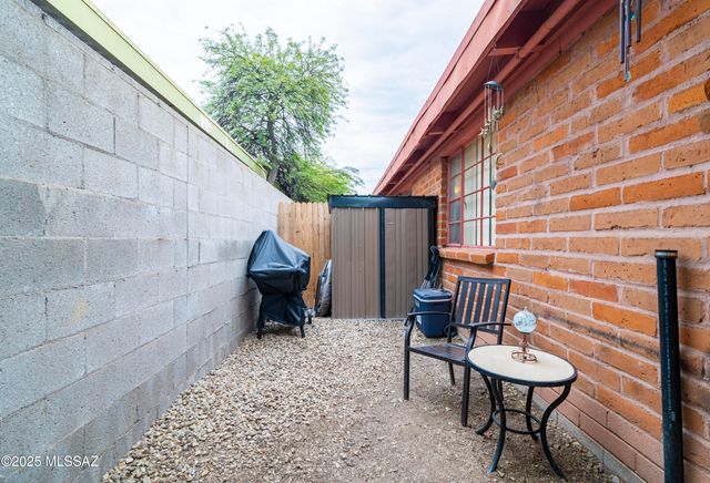 910 N Alvernon Way Apt B, Tucson, AZ 85711