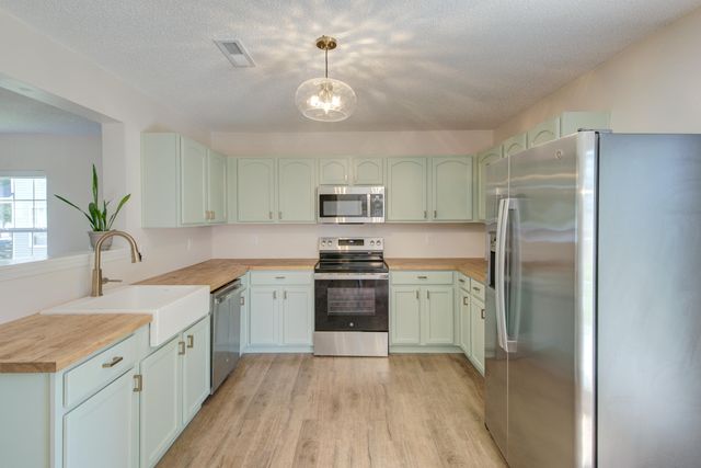 5095 Thornton Drive, Summerville, SC 29485