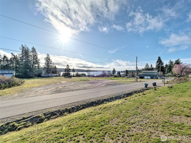 11 E Eberhart Lane, Allyn, WA 98524