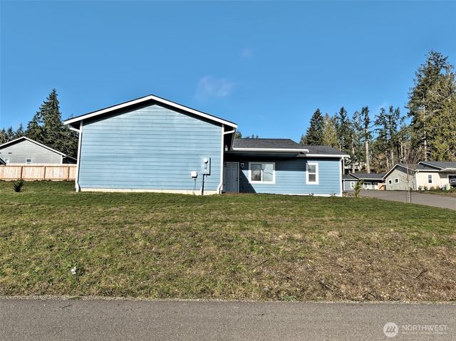 11 E Eberhart Lane, Allyn, WA 98524