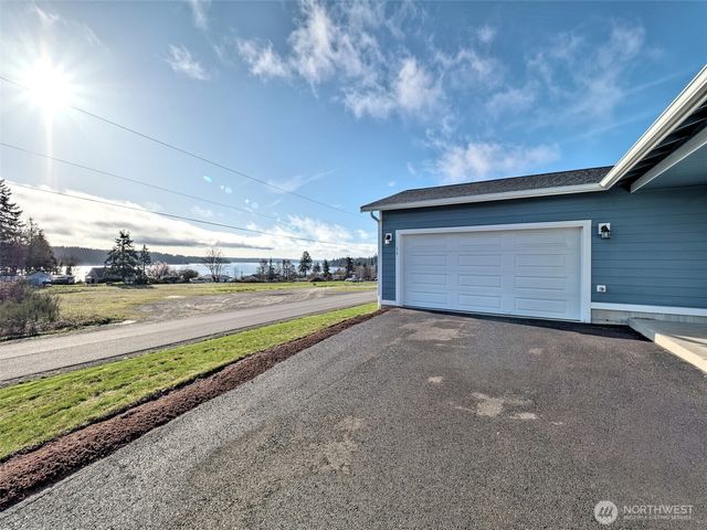 11 E Eberhart Lane, Allyn, WA 98524