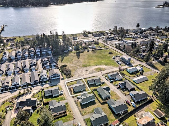 11 E Eberhart Lane, Allyn, WA 98524