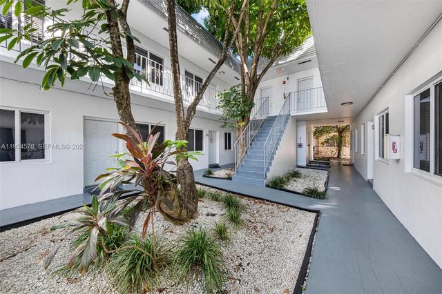 1960 NE 161st St 202, North Miami Beach, FL 33162