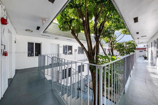 1960 NE 161st St 202, North Miami Beach, FL 33162