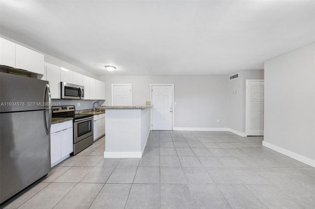 1960 NE 161st St 202, North Miami Beach, FL 33162