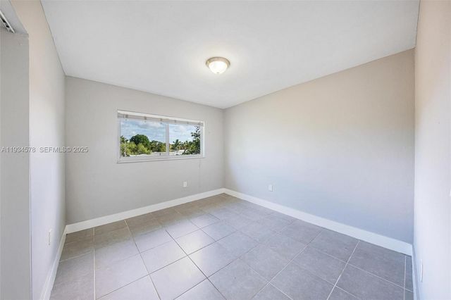 1960 NE 161st St 202, North Miami Beach, FL 33162