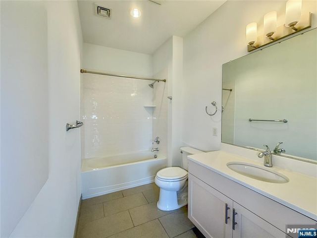 2050 Central Road 203, Fort Lee, NJ 07024