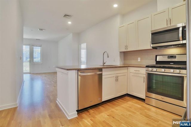 2050 Central Road 203, Fort Lee, NJ 07024