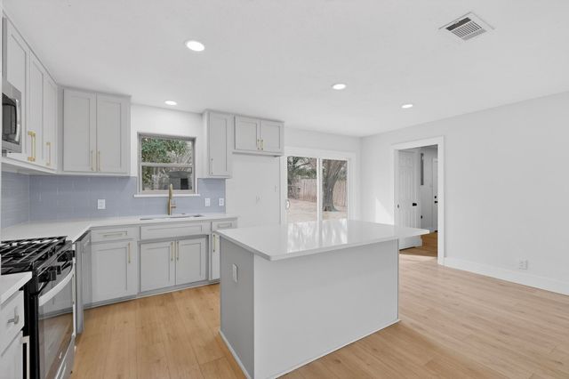 420 Hillcrest Street, Mansfield, TX 76063