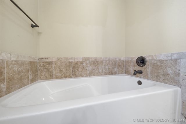 420 N Park Hill Loop, Bartlesville, OK 74006