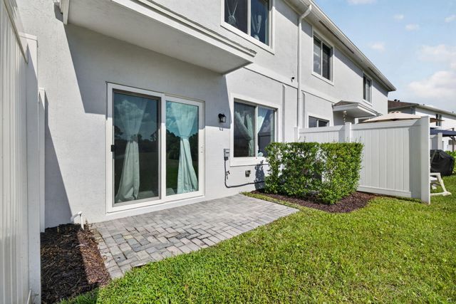 608 NE WATERS EDGE Lane, Port St. Lucie, Port St Lucie, FL 34983