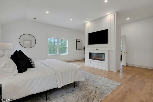38 Brookside Ter, North Caldwell Boro, NJ 07006