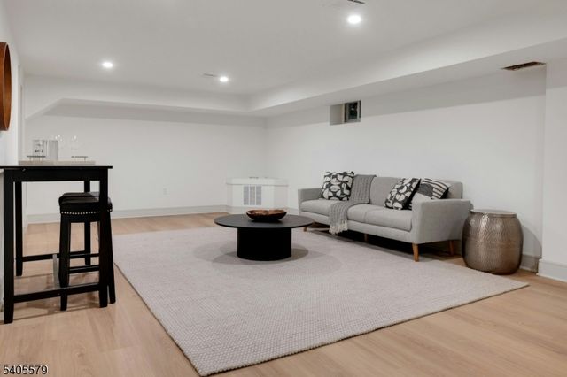 38 Brookside Ter, North Caldwell Boro, NJ 07006