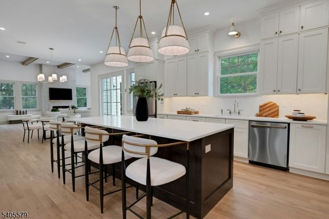 38 Brookside Ter, North Caldwell Boro, NJ 07006