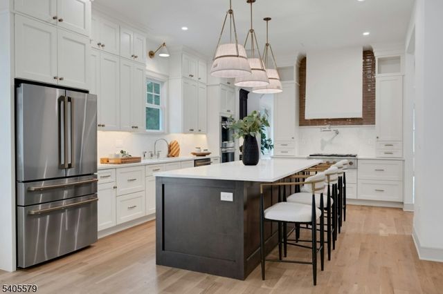 38 Brookside Ter, North Caldwell Boro, NJ 07006
