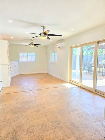 108 E Broadway Ave Ave, Portland, TX 78374